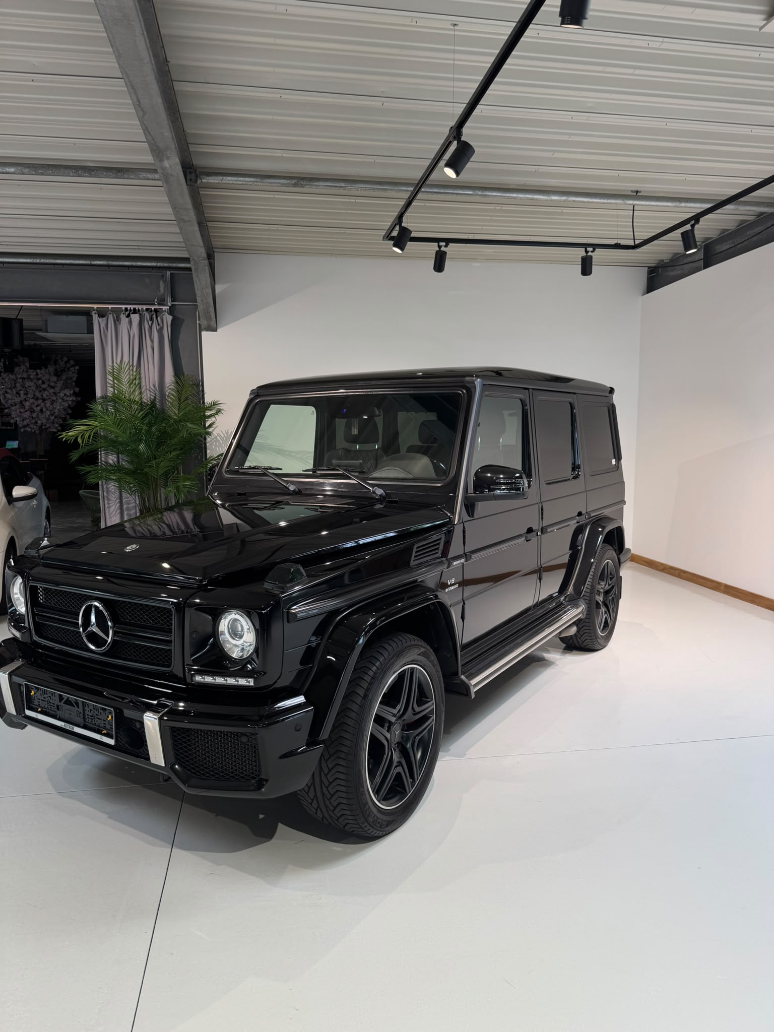 Schwarzer Mercedes G63 AMG nach der Aufbereitung im Showroom