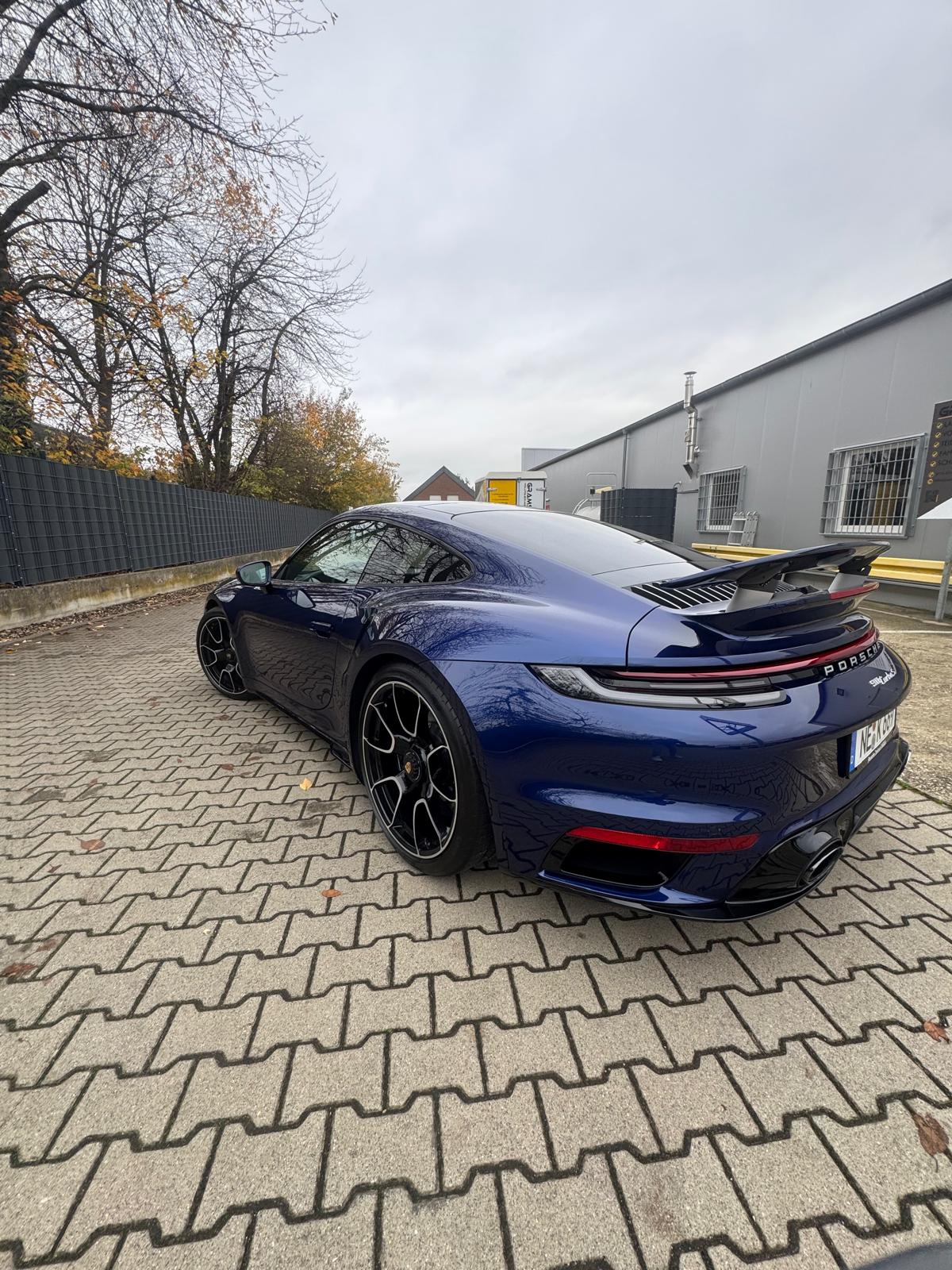 Blauer Porsche 911 Turbo S nach der Politur