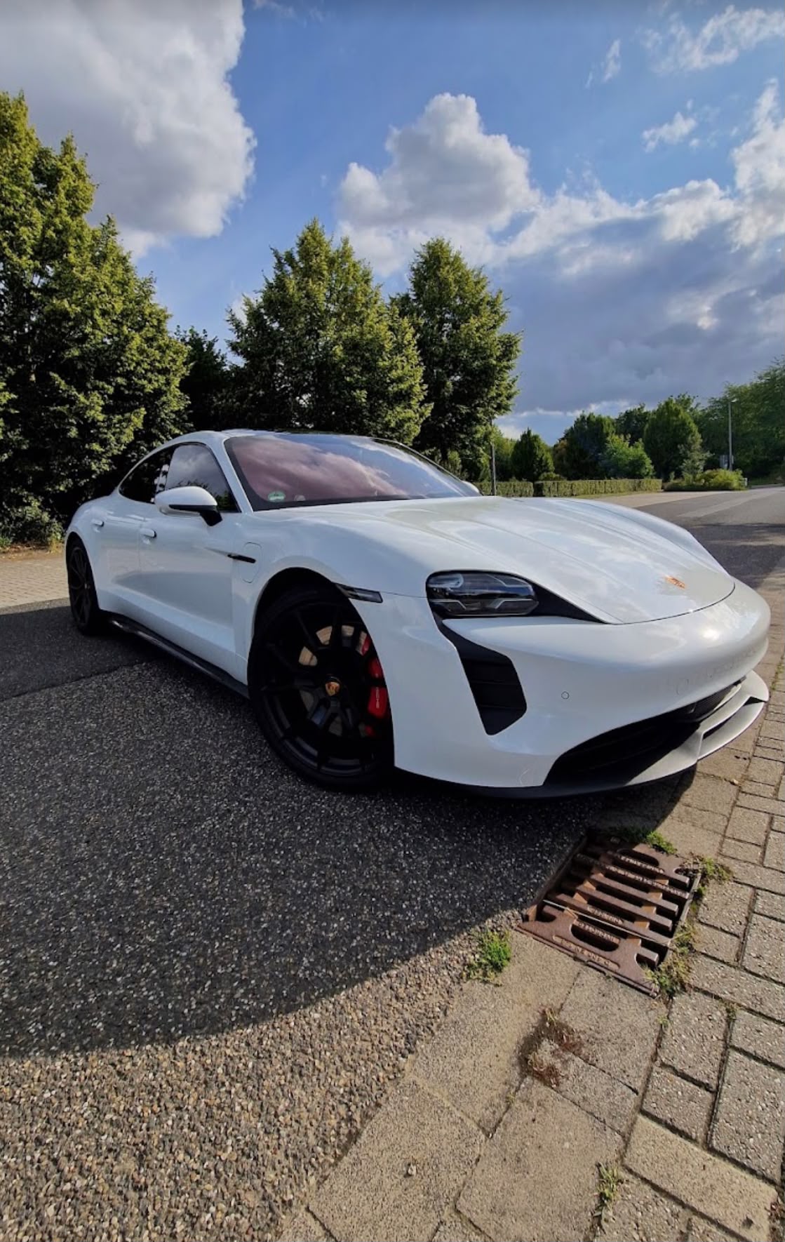 Weißer Porsche Taycan nach der Aufbereitung