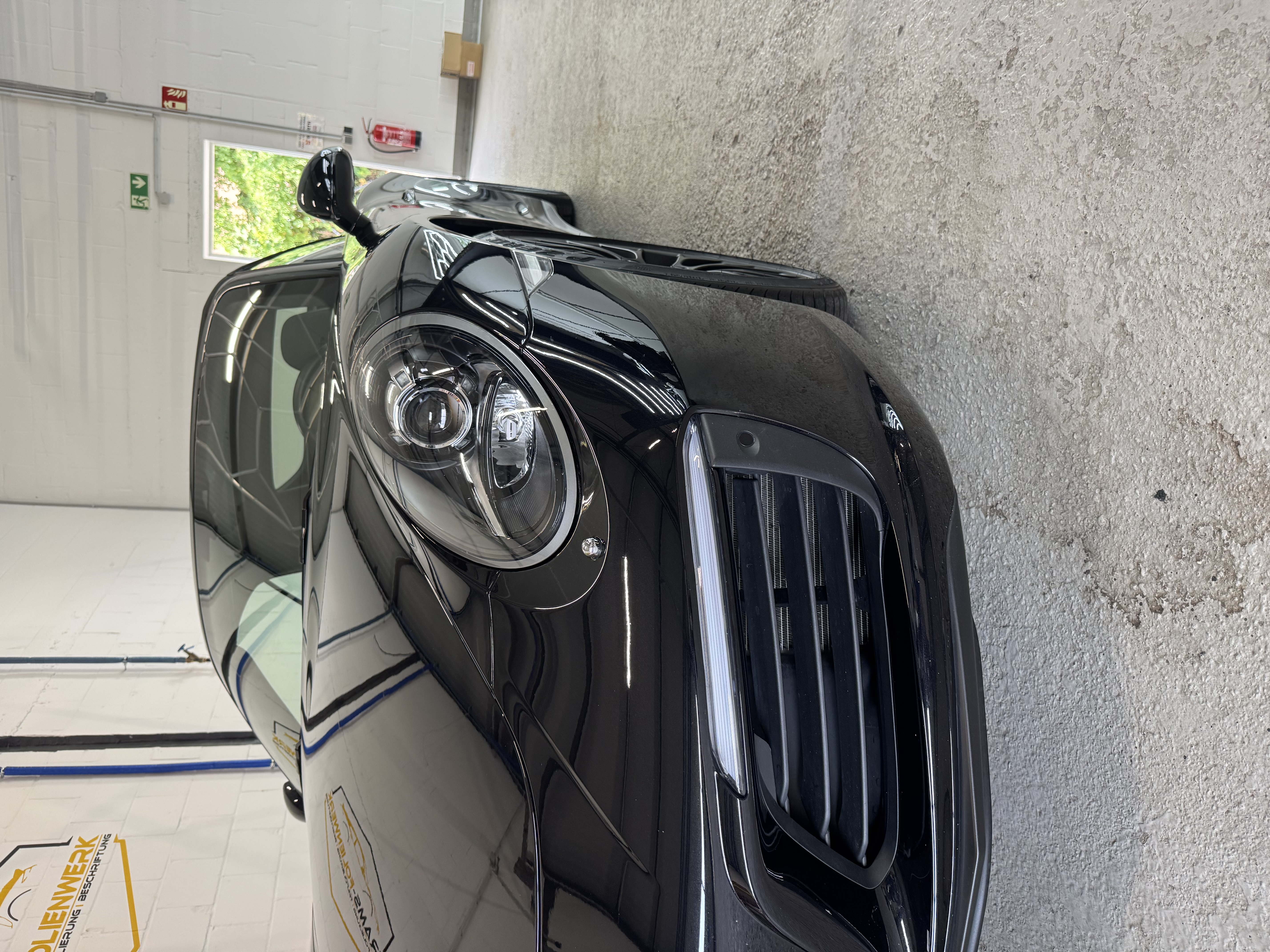Schwarzes Fahrzeug, Frontpartie im Hochglanz-Detail
