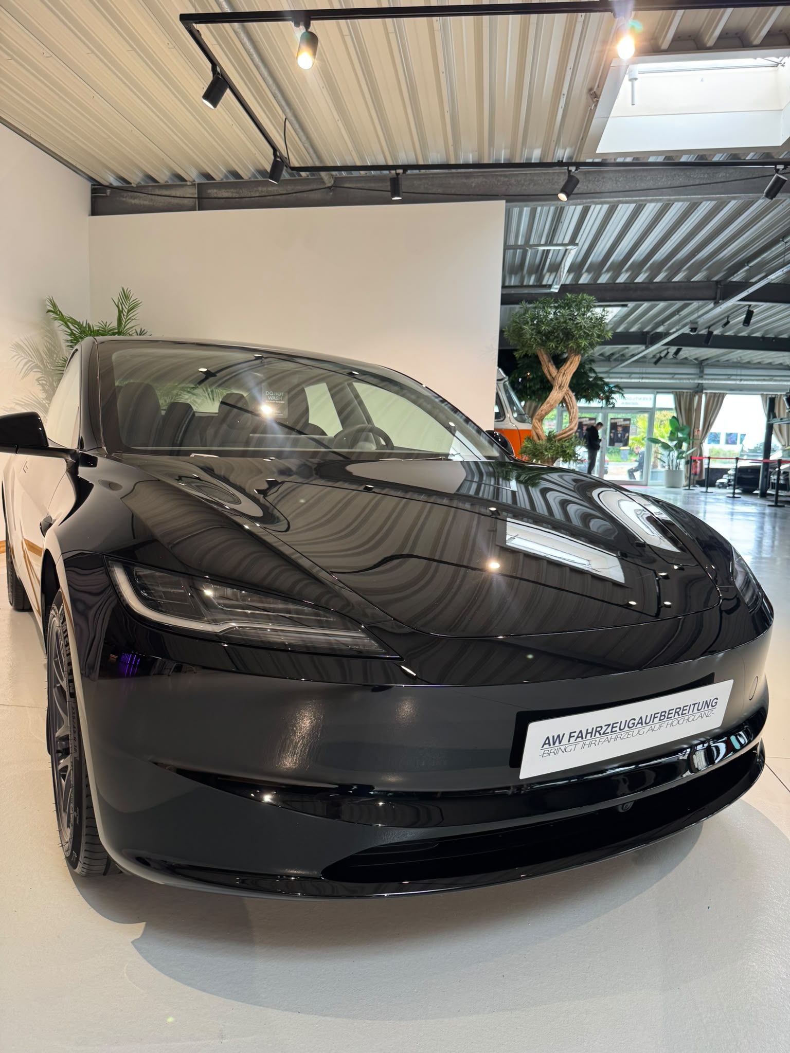 Schwarzes Elektrofahrzeug nach der Aufbereitung im Showroom